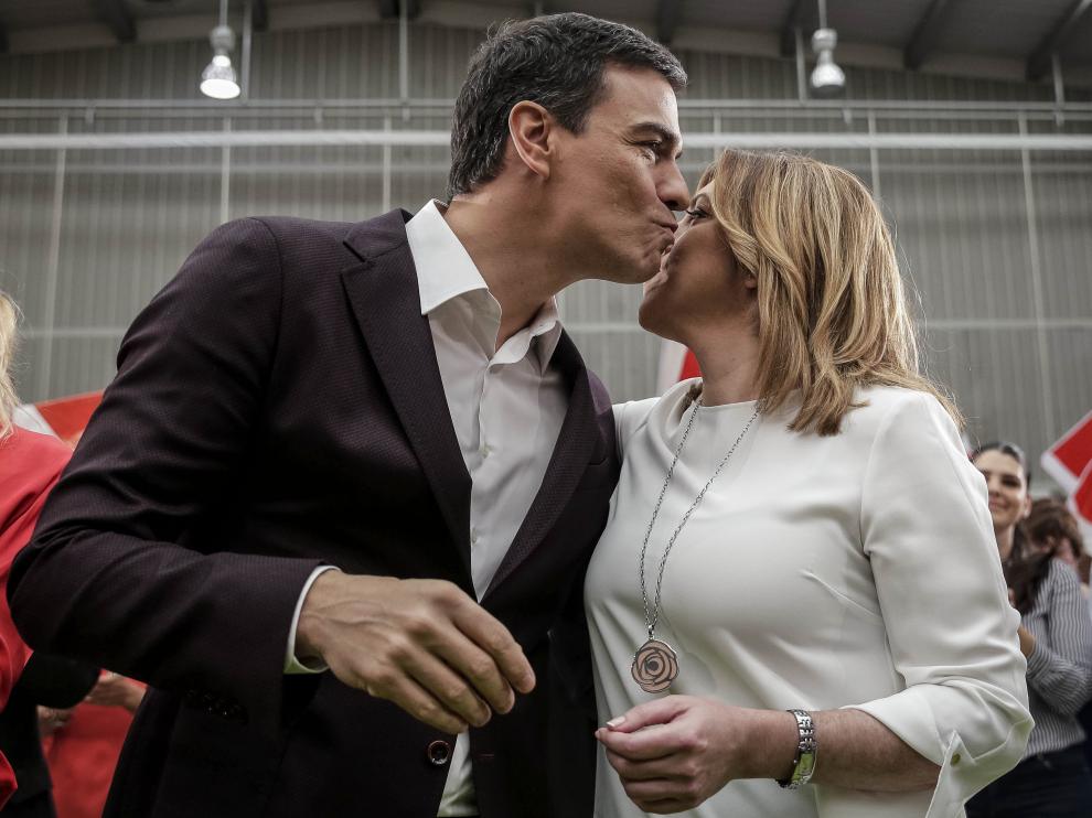 El secretario general del PSOE, Pedro Sánchez, saluda a la presidenta de Andalucía, Susana Díaz