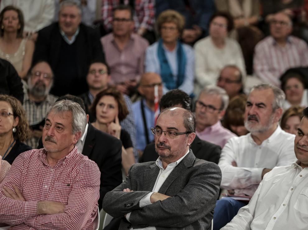 El presidente de Aragón, Javier Lambán (c), durante la presentación de Pedro Sánchez como candidato del partido a la Presidencia del Gobierno