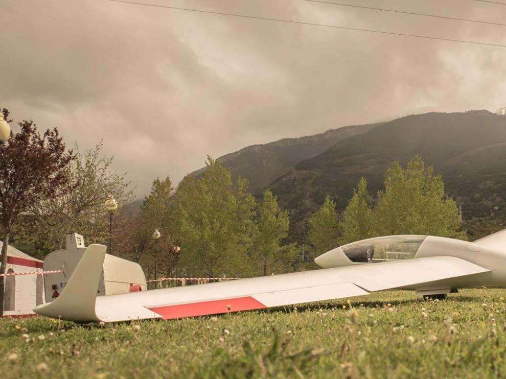 Avión de vuelo sin motor en la Fiesta del Outdoor del Pirineo en Villanúa