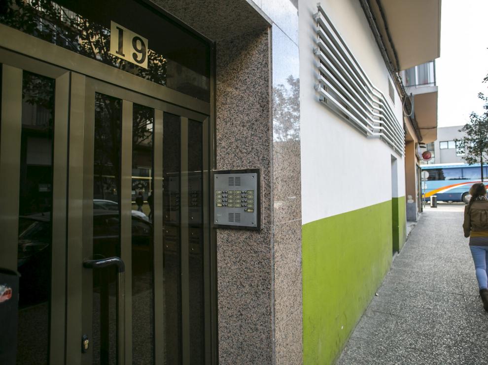 Ikram B. vivía con su marido, Mamoun R., en el barrio de las Fuentes, donde el hombre tiene una tienda de calzado. La joven, de 27 años, llevaba seis en Zaragoza cuando fue detenida por el asesinato de dos de sus hijas y el intento de una tercera.