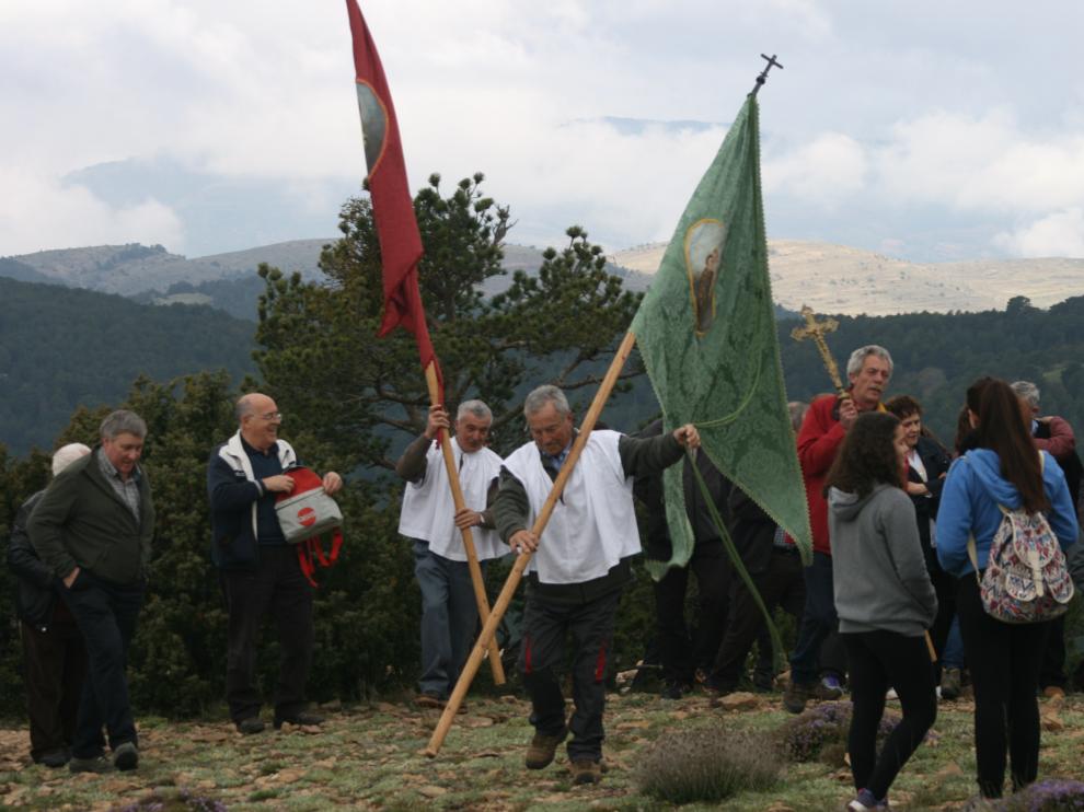 Los abanderados de Puertomingalvo, durante la romería del pasado 7 de mayo a Peñagolosa.
