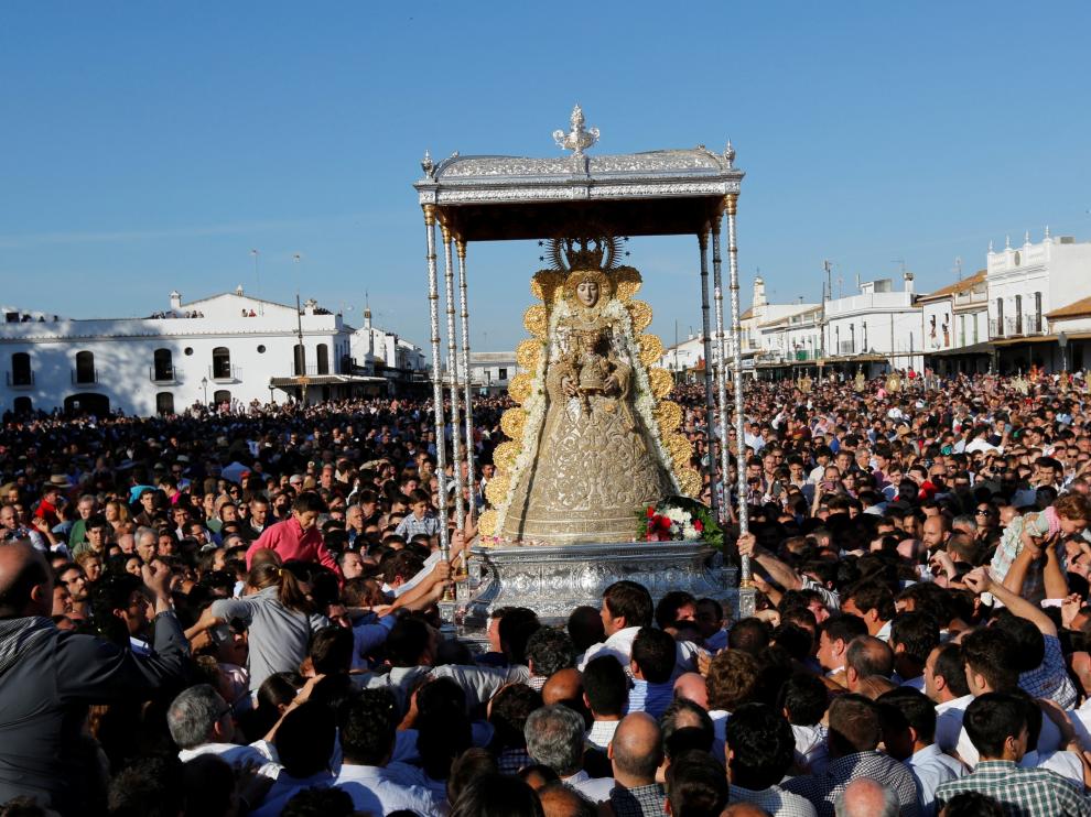 La Virgen del Rocío recorrerá las calles de la aldea hasta aproximadamente el mediodía.