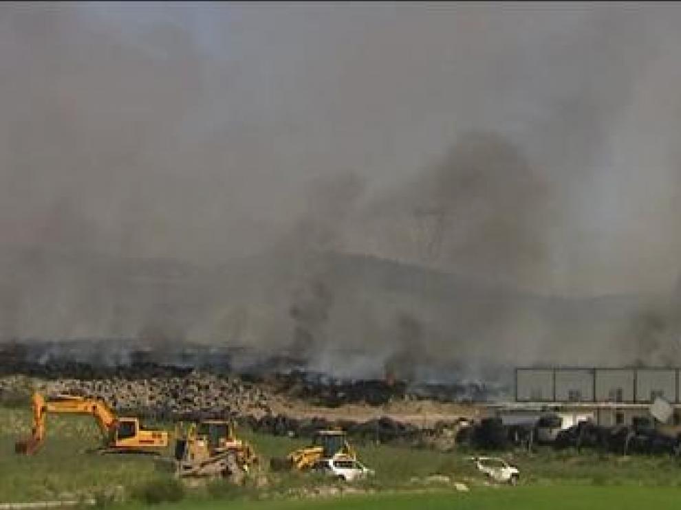 El incendio quemó durante una semana unas 88.000 toneladas de ruedas de las 100.000 que se habían ido acumulando en este cementerio ilegal.