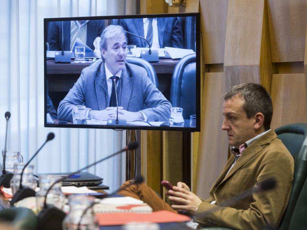 El concejal de Economía, Fernando Rivarés, escucha en una comisión al portavoz del PP, Jorge Azcón.
