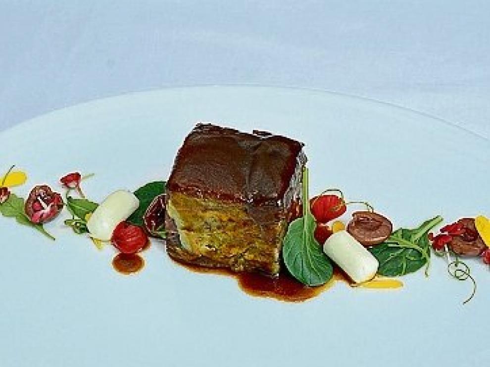 Receta de carrillera de vacuno, foie y ensalada de cerezas encurtidas.