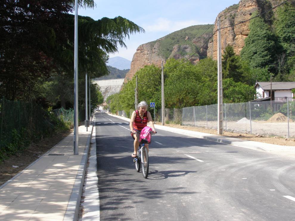 Una vecina recorre en bici la renovada travesía.