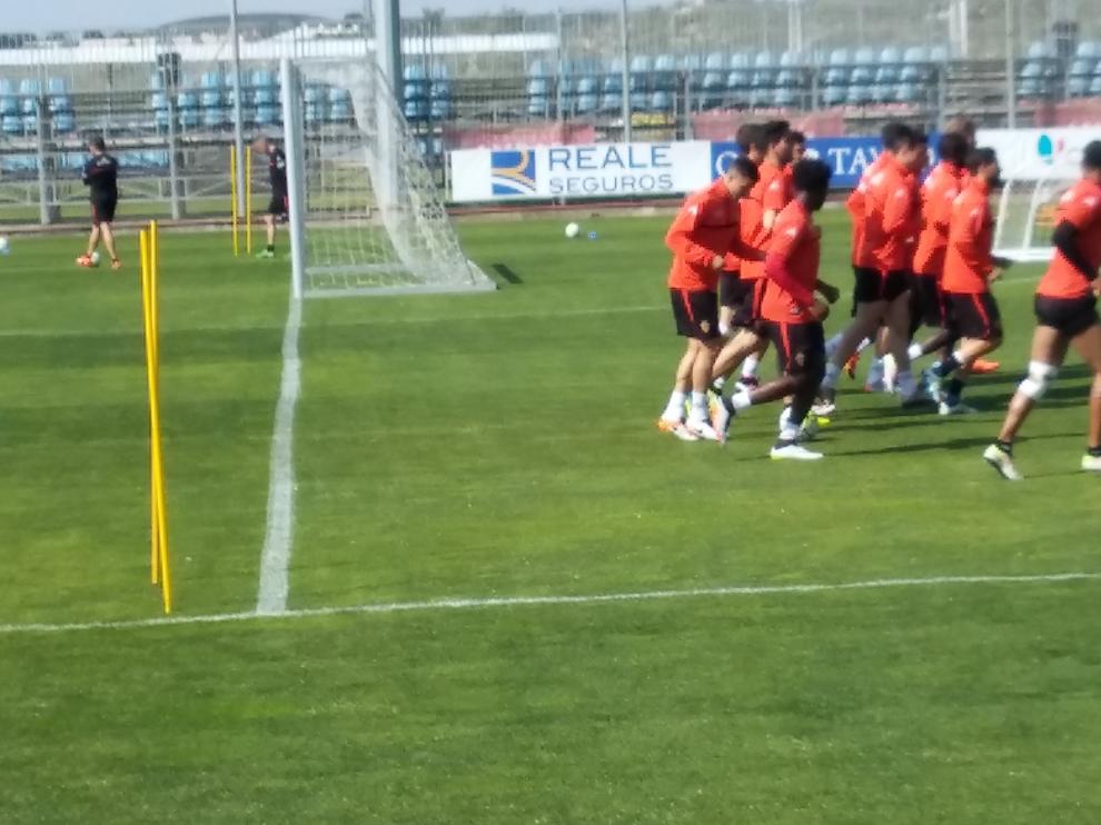 Freddy Hinestroza se entrena con una llamativa protección en la rodilla izquierda