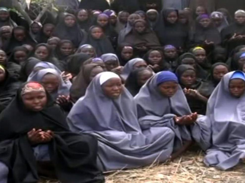 Escena de un vídeo difundido por Boko Haram en el que se muestran a niñas secuestradas.