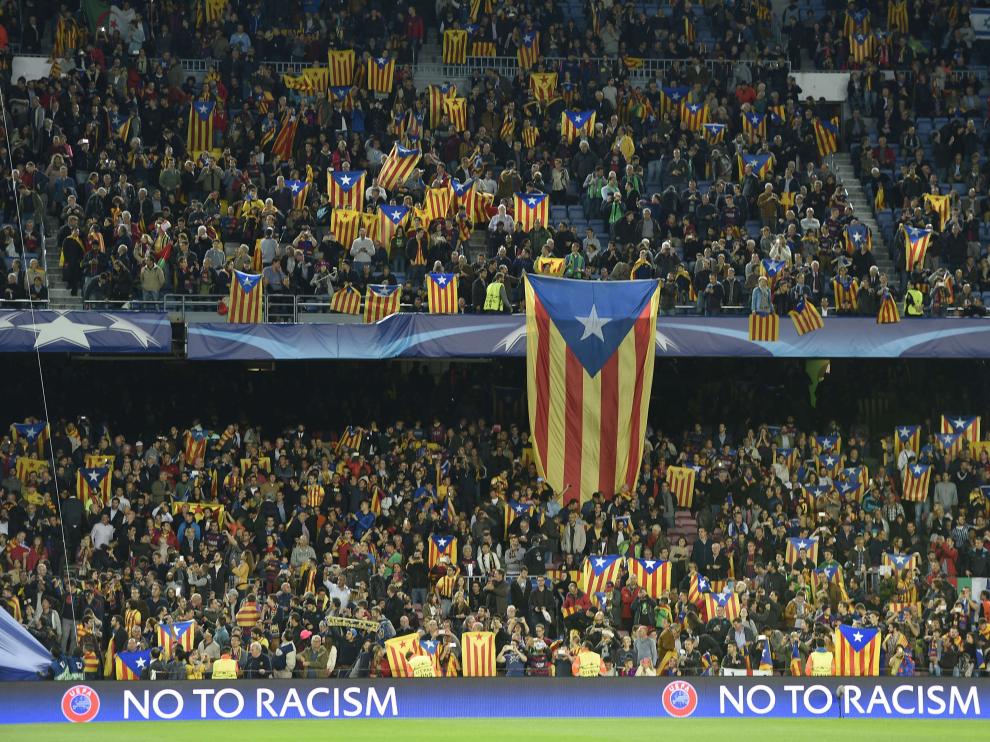 Banderas independentistas catalanas en un partido.