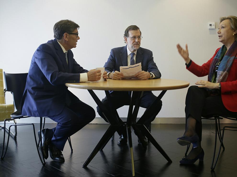 Cumbre de la coalición PP-PAR: Arturo Aliaga, Mariano Rajoy y Luisa Fernanda Rudi en Zaragoza.