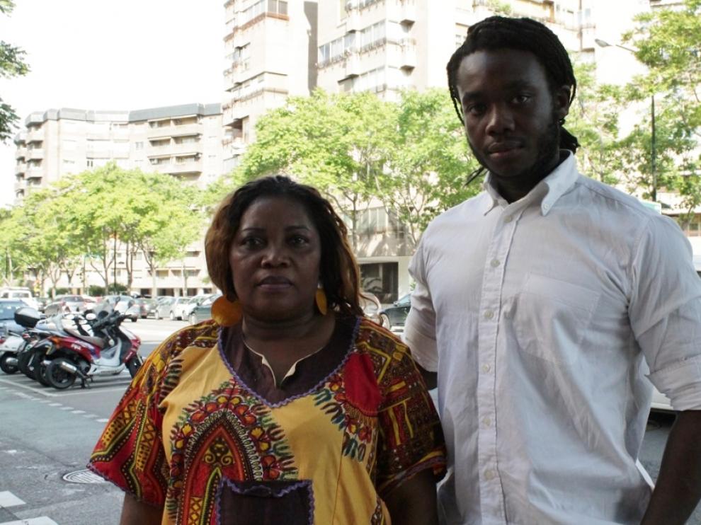 Maria Jesús Meme y Juan Nicolás Nguema, mujer y sobrino del opositor guineano, en Zaragoza