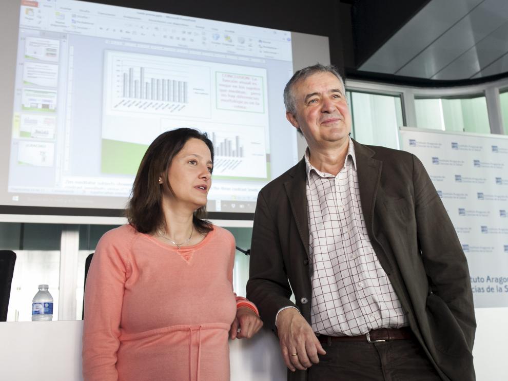 La oftalmóloga Elena García Martín junto al investigador Javier García Campayo.