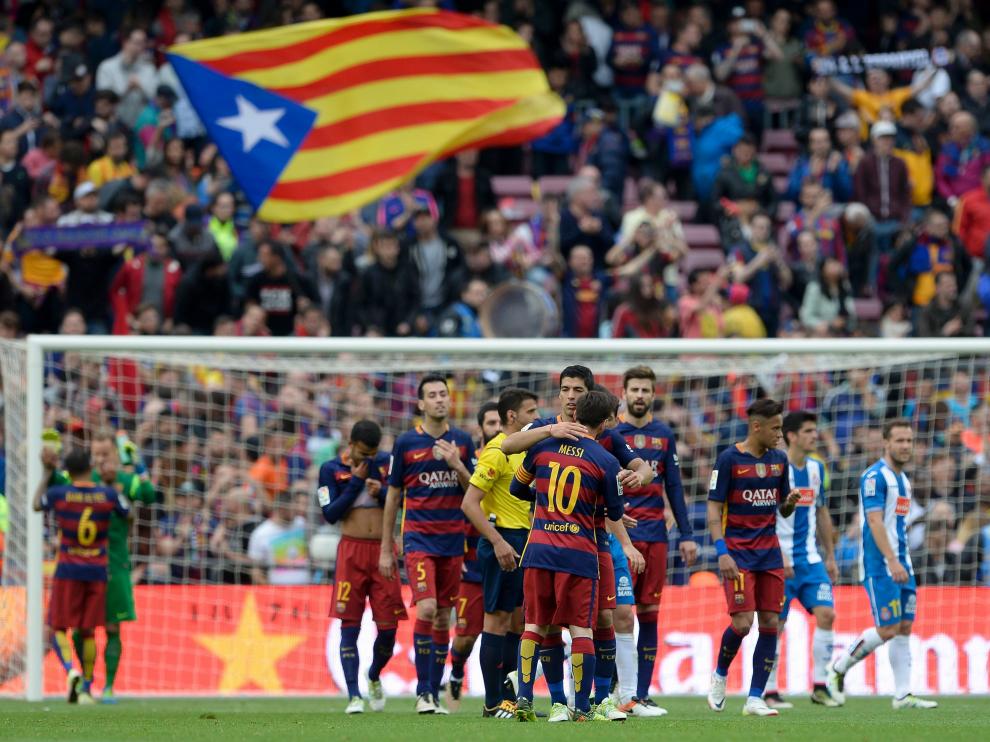 Una estelada en la grada del Camp Nou, durante el partido de Liga entre el Barça y el Espanyol