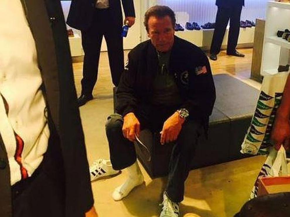Arnold Schwarzenegger se prueba unos zapatos en El Corte Inglés de Barcelona.