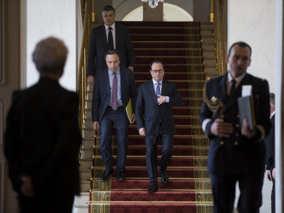 El presidente galo, François Hollande (c), se dirige a participar en una conferencia nacional sobre Handicap en el Palacio del Elíseo en Parí
