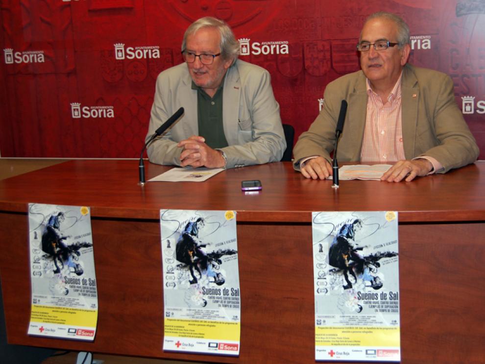 El concejal de Cultura del Ayuntamiento, Jesús Bárez, junto a Modesto Fernández, presidente de Cruz Roja, en rueda de prensa.