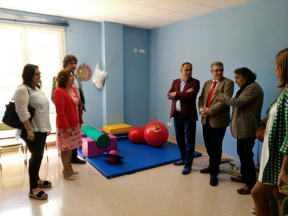 Broto visita las instalaciones del servicio de atención temparana en Brea.