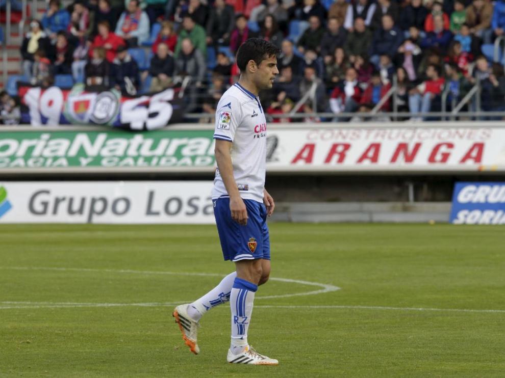 Albert Dorca, apesadumbrado, abandona el campo tras ser expulsado por López Amaya el pasado sábado en Soria.