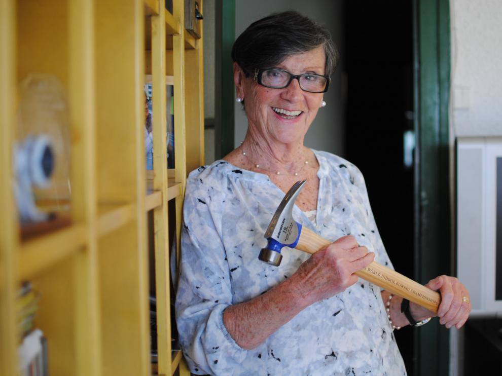 Pilar Elvira, de 81 años y campeona del mundo de remo indoor, posa con el martillo que reciben los ganadores