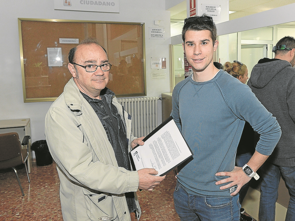 Luis Hernández y Carlos Bronchal, al entregar las firmas en el registro de entrada del Ayuntamiento.