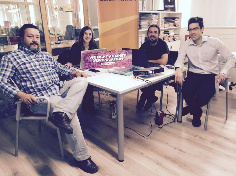Joaquin Alcalde, director de Cives Mundi (1i) y Daniel Hernández, coordinador de El Hueco (2d), durante la preparación del II Encuentro de Emprendimiento Social