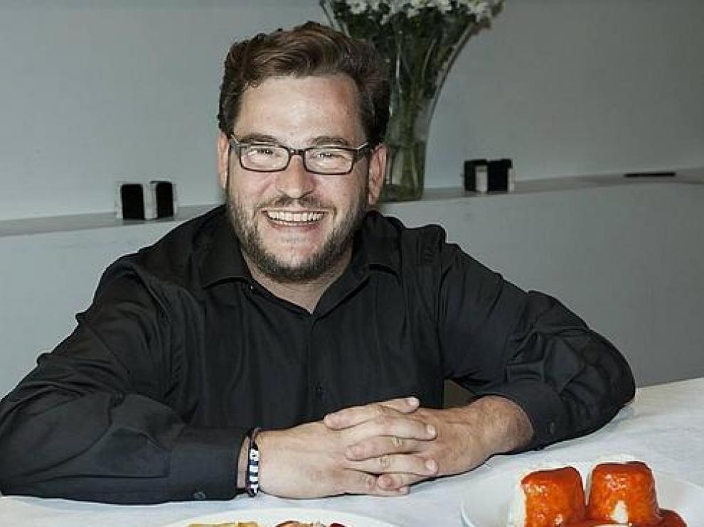 Javier Yzuel, natural de Sariñena, con su invento: el huevo frito congelado.