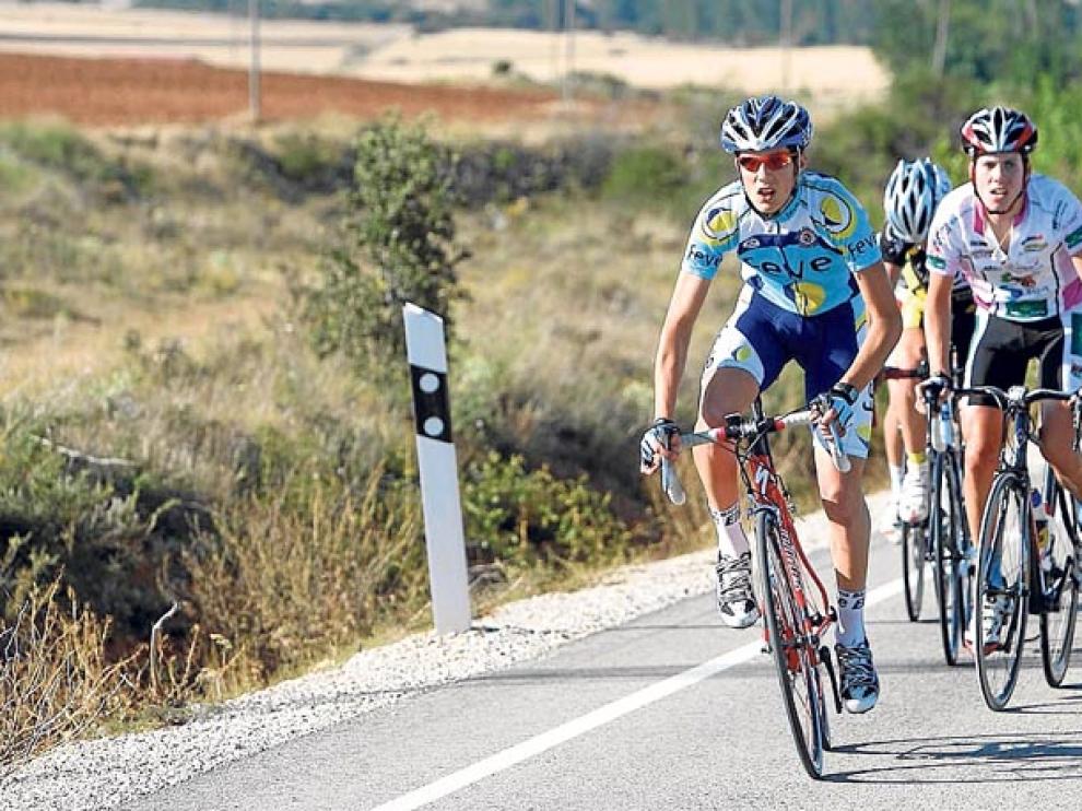Un grupo de ciclistas recorre una carretera convencional de la provincia.