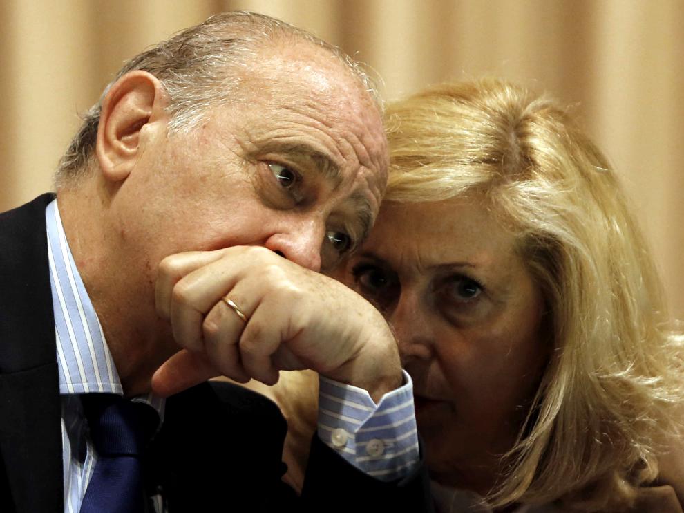 El ministro del Interior, Jorge Fernández Díaz (i) y la delegada del Gobierno en Madrid, Concepción Dancausa,