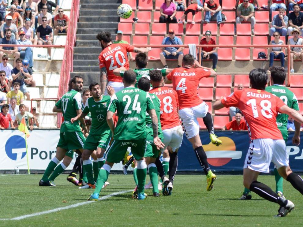 Los jugadores del Nástic rematan un córner sobre la portería del líder, el Leganés, en el partido del pasado domingo en Tarragona que acabó 0-0.
