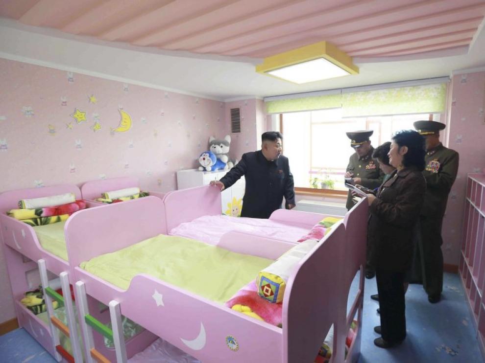 Kim Jong-un fumando durante una visita a un orfanato.