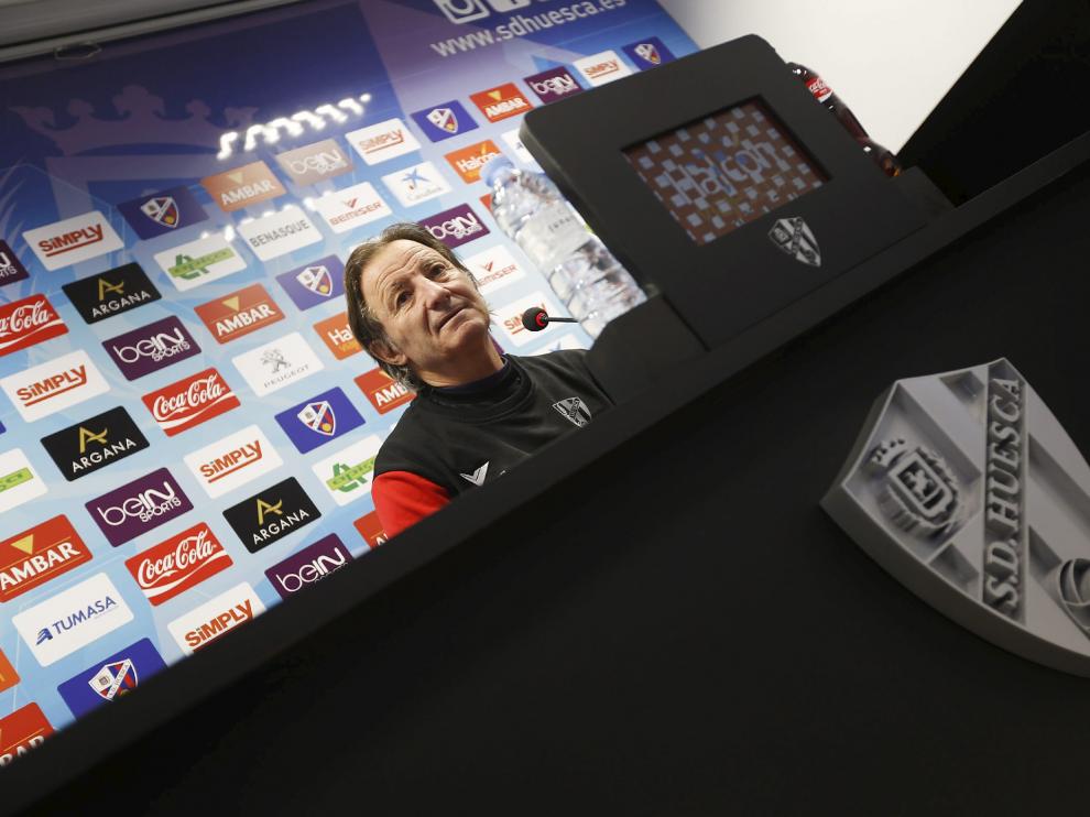 El entrenador del Huesca, Anquela, durante una rueda de prensa
