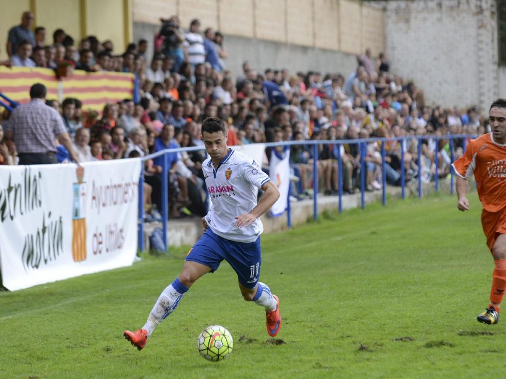 Jaime desborda a un jugador del CD Utrillas en el partido de las peñas jugado el pasado verano en la localidad turolense, en su campo de La Vega, de césped natural.