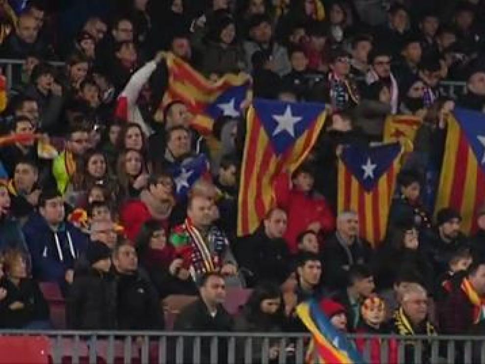 Esteladas en la grada en un partido del FC Barcelona.