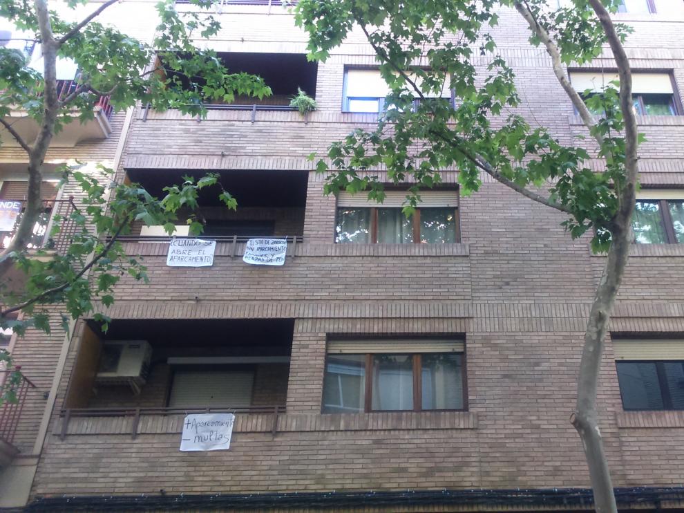 Las ventanas de los vecinos de la zona muestran su descontento por la falta de aparcamiento