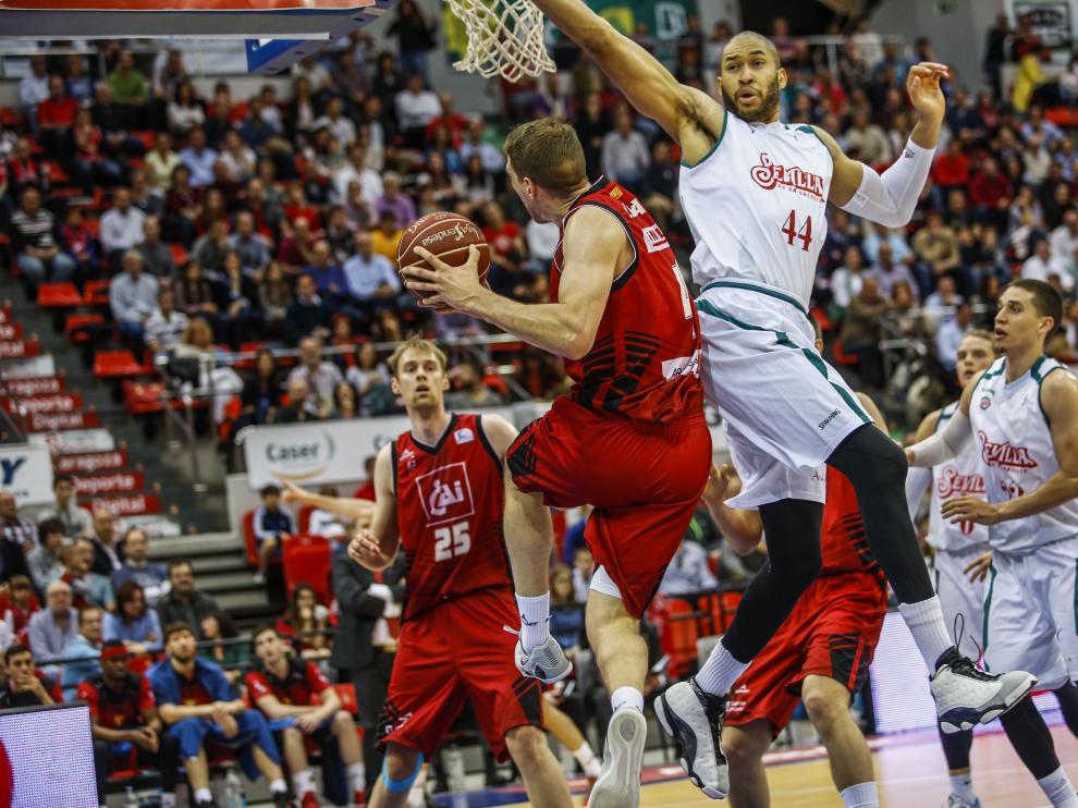 El CAI Zaragoza, durante el último partido en el Príncipe Felipe, ante el Baloncesto Sevilla