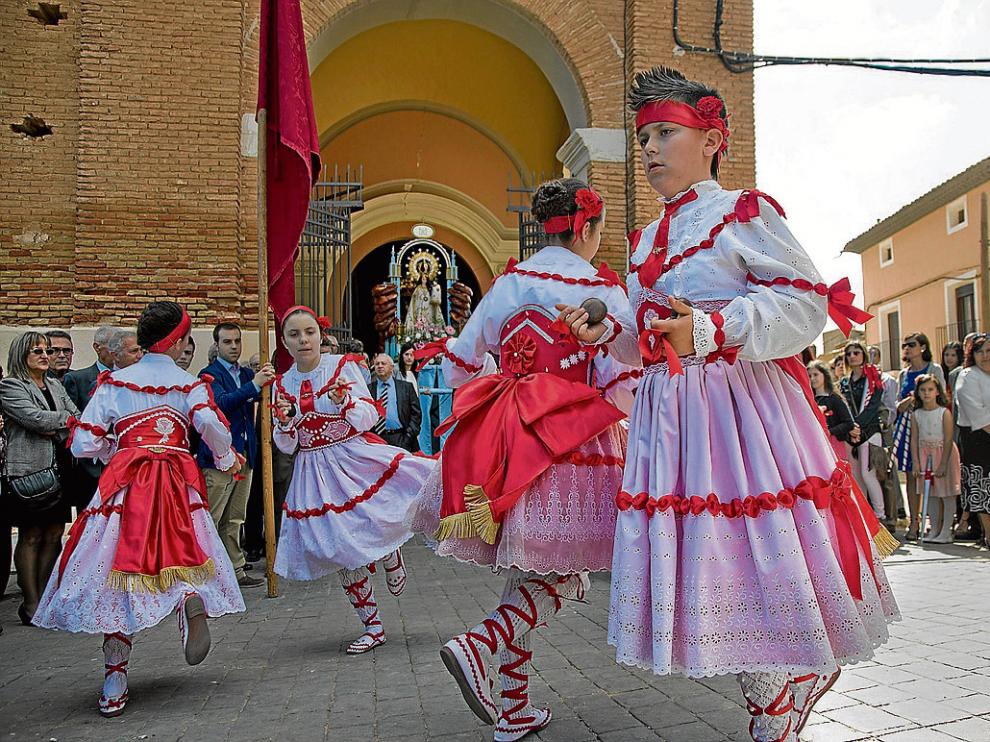 Los niños bailaron ayer por la mañana al santo en la puerta de la iglesia de Cetina.
