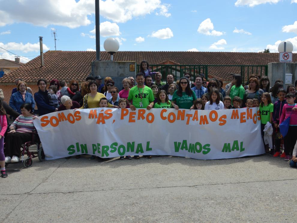 Concentración de la comunidad educativa frente al colegio de Nonaspe hace unos días.