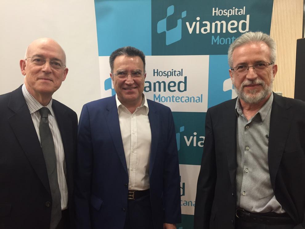 Dr. Marcelino Vila, Director Médico del Hospital, junto a los ponentes Dres. Fernando Martínez Ubieto y Julio Ducóns.