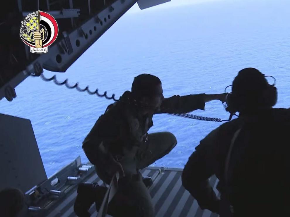 Captura de una emisión facilitada por el Ministerio de Defensa egipcio que muestra las labores de búsqueda del avión siniestrado de Egyptair.