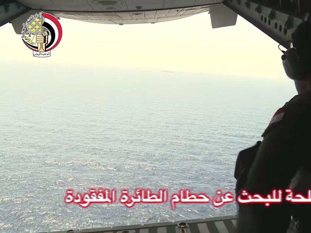 Captura de una emisión facilitada por el Ministerio de Defensa egipcio que muestra las labores de búsqueda del avión siniestrado de Egyptair.