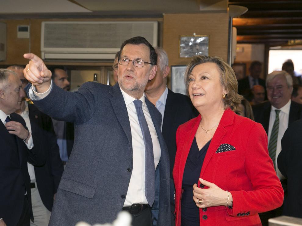 Luisa Fernanda Rudi junto a Mariano Rajoy en una foto de archivo en Zaragoza.