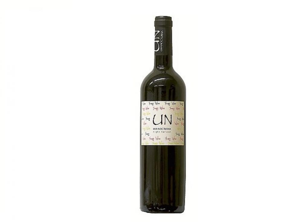 En el tinto destacan aromas de frutas rojas y negras, así como frutillos del bosque.