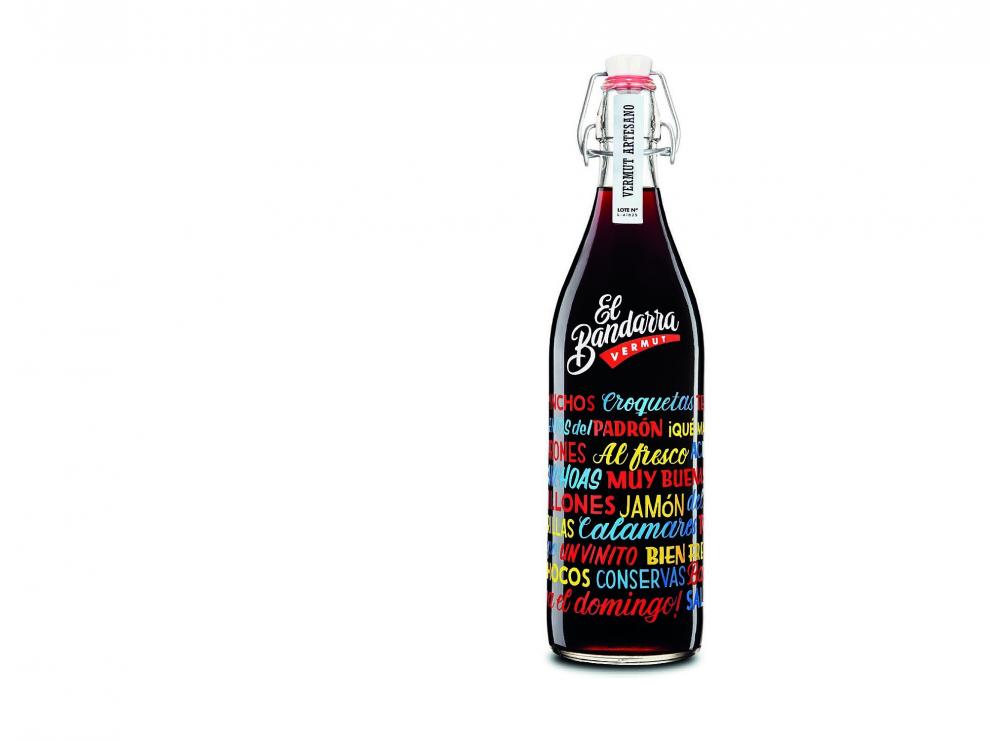 Este vermú se vende en una botella serigrafiada con cierre de muelle y recuperable, ideal para rellenarla.