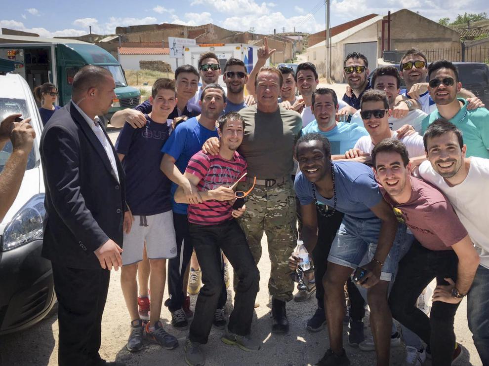 Los jugadores, el entrenador y el equipo directivo del CD Belchite, con Arnold Schwarzenegger en un descanso del rodaje de ayer.