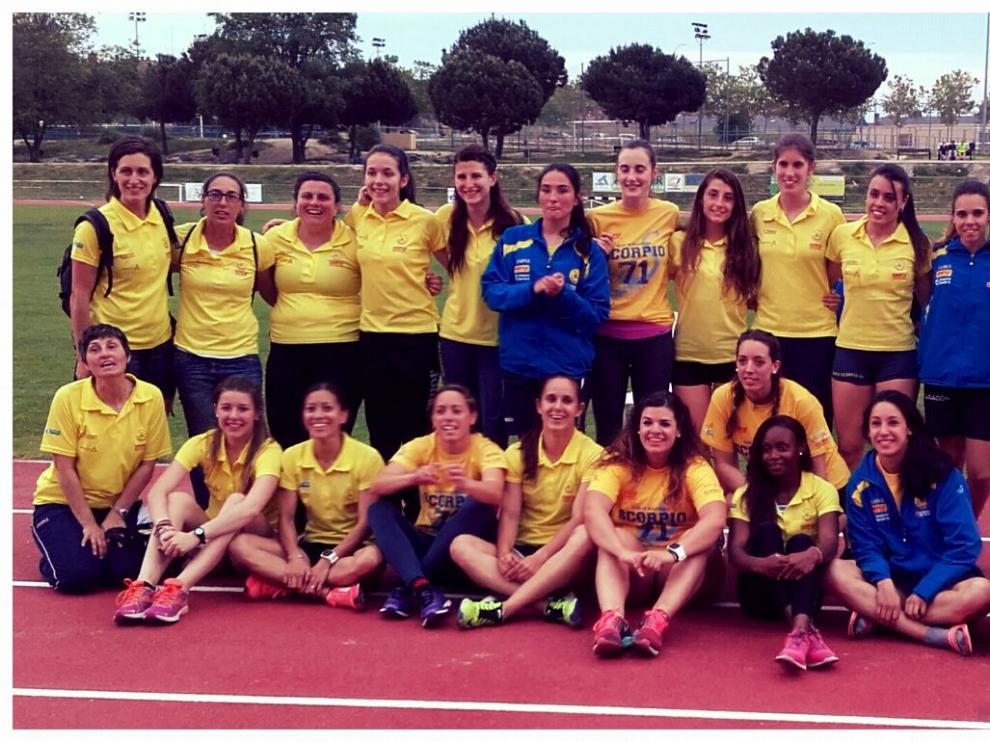 La escuadra femenina del Simply Scorpio, ayer en las pistas de atletismo de Alcorcón.