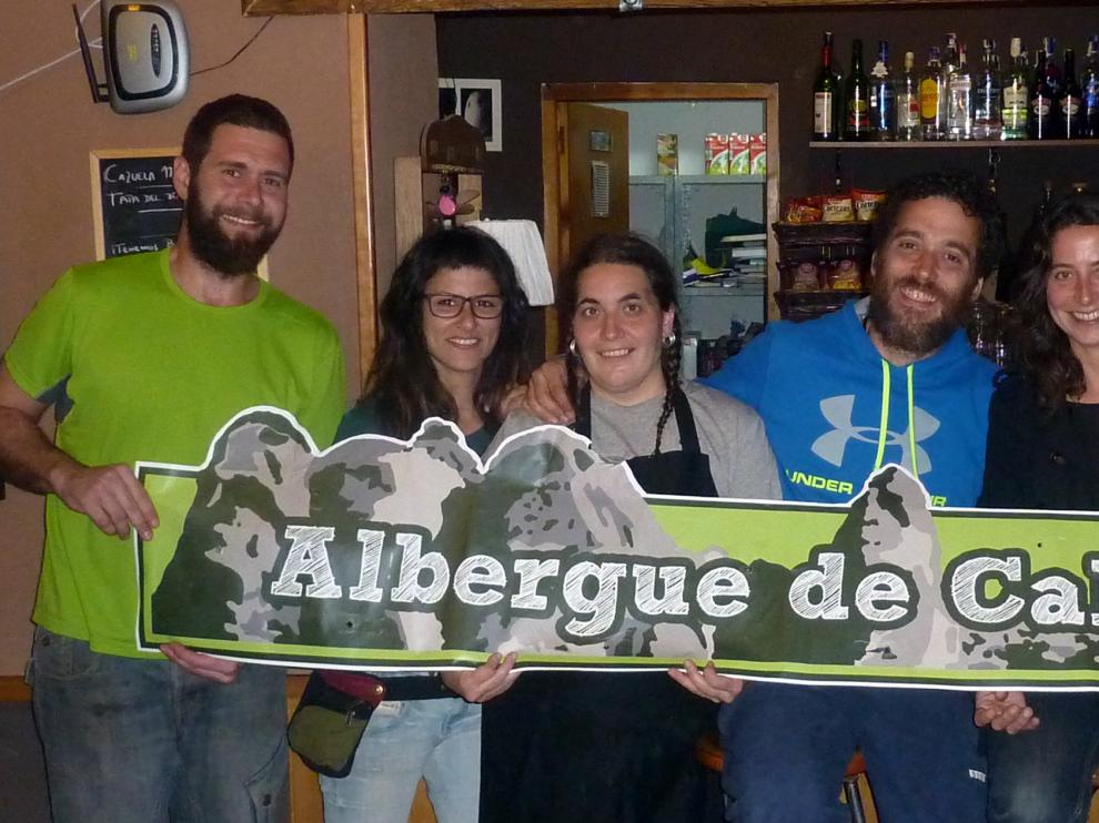Diego, Irene, Rebeca, Israel, Rosa y Samuel, en el albergue de Calcena.