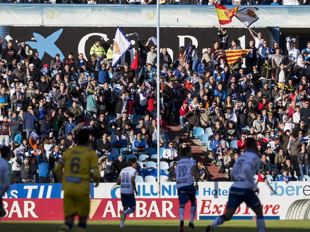 La afición del Real Zaragoza anima al equipo, durante el partido ante el Alcorcón.