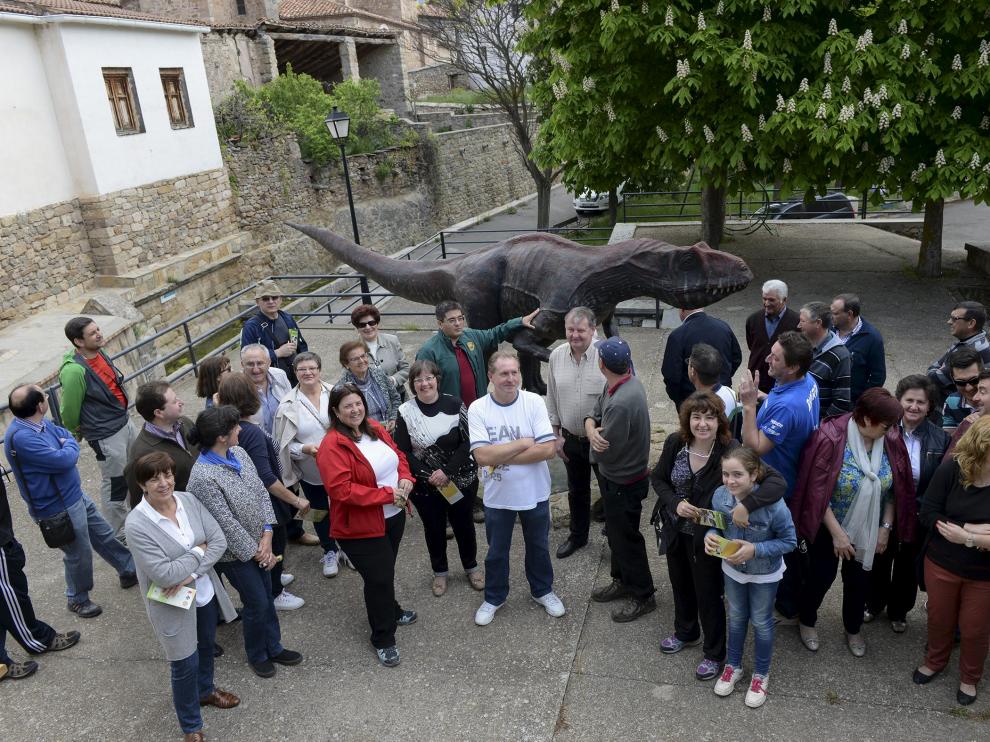 El público mira un panel, de espaldas a la réplica de un dinosaurio carnívoro de 7 metros de longitud. J. E.