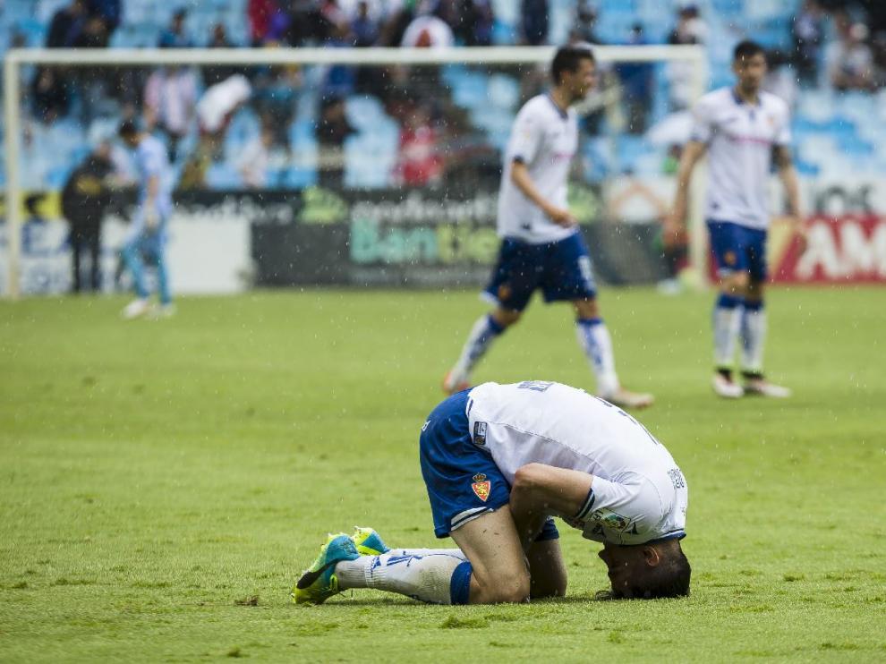 Cabrera se duele en el suelo durante el partido ante el Nástic.