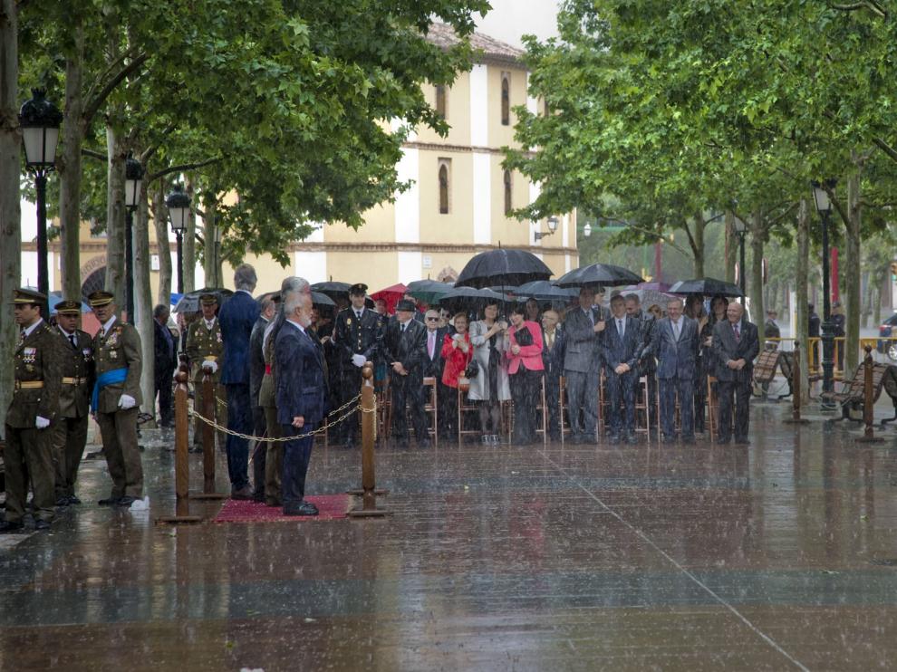 La lluvia empañó ayer el acto en el paseo del Barón de Warsage de Calatayud.